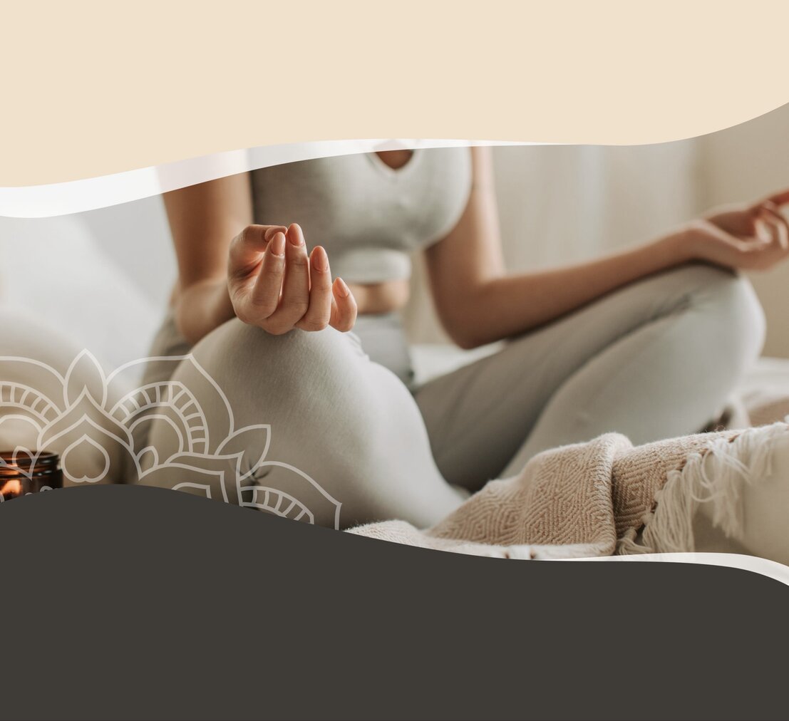 Frau, die in einer Meditationsposition sitzt