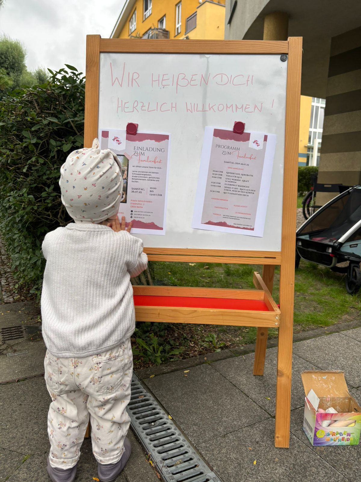 Kind vor dem Willkommensschild zum Sommerfest